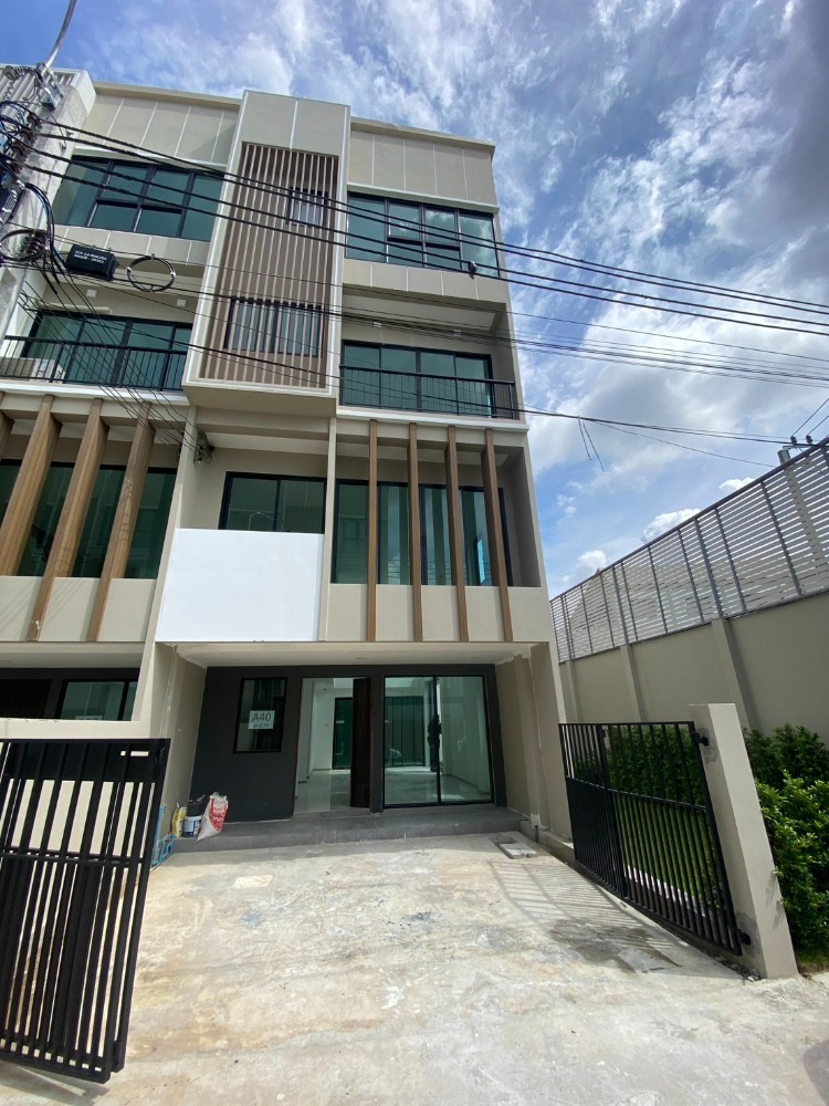 For SaleTownhousePinklao, Charansanitwong : Selling a room with a down payment, corner room, The Blisz Sathorn-Charan 35, townhome, 3 and a half floors, 3 minutes to MRT Fai Chai Station, 7 minutes to Siriraj, area 37.10 square wah, special price 10.99 million baht*