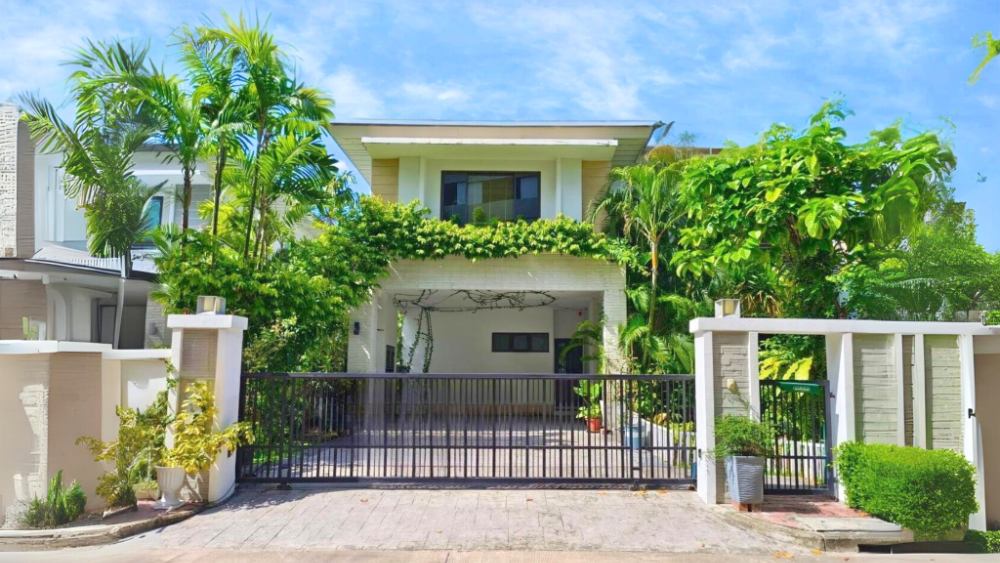 For SaleHouseLadkrabang, Suwannaphum Airport : Single house for sale, back on the edge, not attached to other houses on 3 sides, north facing, 5 bedrooms, 5 bathrooms, Perfect Master Piece, Sukhumvit 77 (On Nut), next to Robinson, 10 minutes to the motorway and Suvar