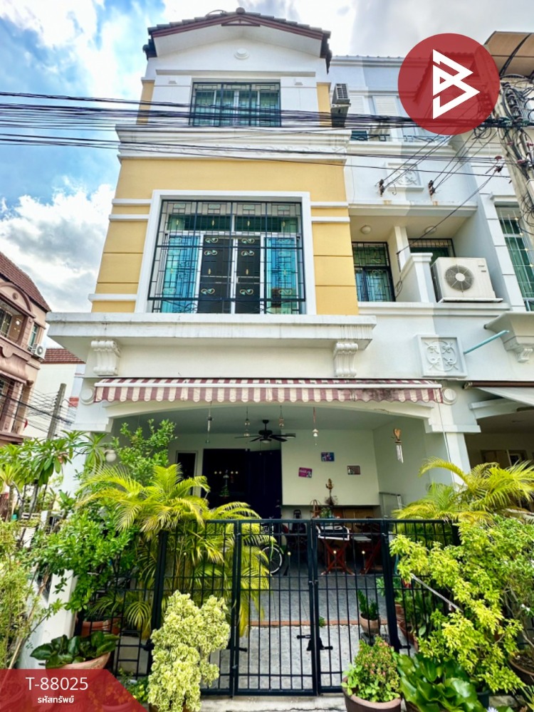 For SaleTownhouseSamut Prakan,Samrong : Townhome for sale, Baan Klang Muang, British Town, Srinakarin, Samut Prakan.