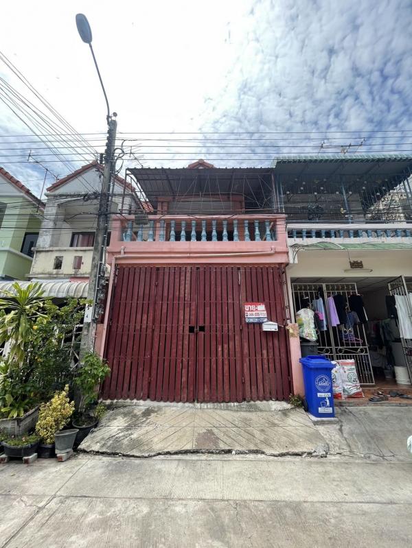 For SaleTownhouseRathburana, Suksawat : Townhouse for sale Thai Somboon Village, Pracha Uthit 90, Phra Samut Chedi add front and back Well laid tiles at the beginning of the project near the main road