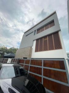 For SaleHouseRama9, Petchburi, RCA : ◣ Type (B)◥ Single house 3 storey 4 beds 8 parking | 117.00 sq.w. 500.00 sq.m. | near Bilingual school 3 mins,  MRT Thailand Cultural Centre 8 mins, The Esplanade Ratchada 9 mins