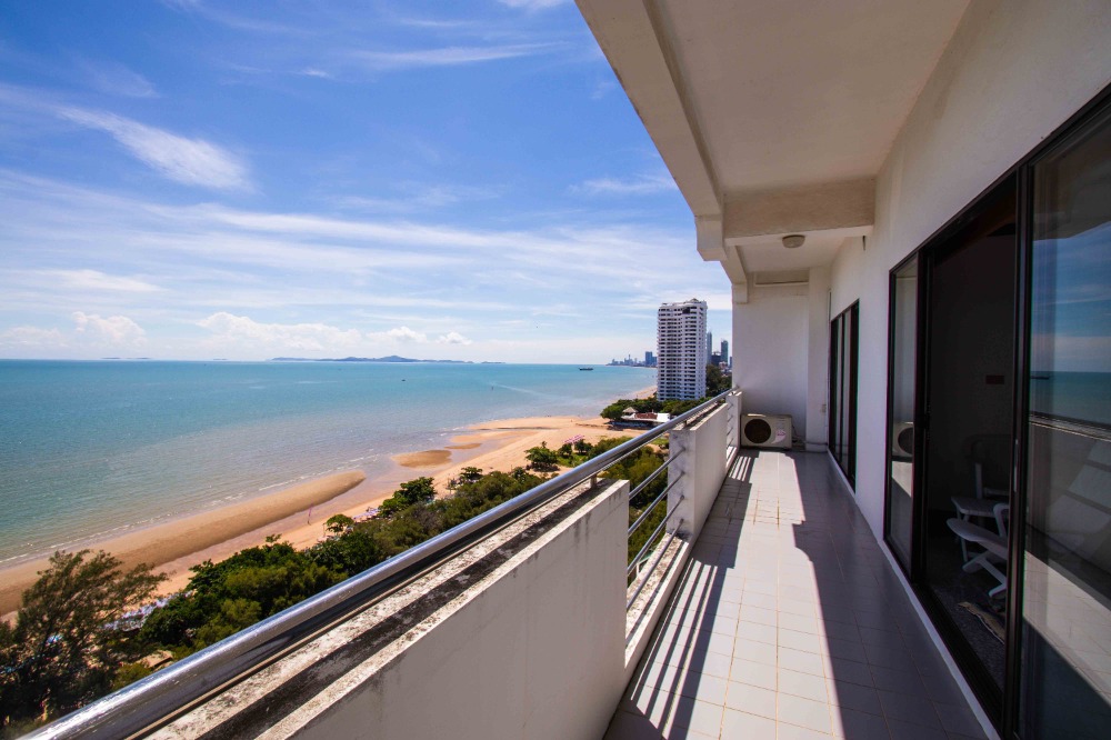 For SaleCondoPattaya, Bangsaen, Chonburi : 30 Sq.m Balcony!! Only 2 Units on a Floor!! 179 Sq.m 3BR Condo for SALE at Beach Villa Viphavadi, Na Jomtien, Pattaya