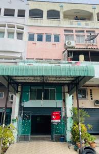 For SaleShophouseNonthaburi, Bang Yai, Bangbuathong : Commercial building for sale-rent, good location, 4.5-story shophouse, opposite the Department of Lands, Bang Bua Thong, Nonthaburi.