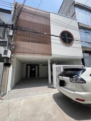 For RentTownhouseSukhumvit, Asoke, Thonglor : Large townhome for rent, 33 wa, 264 square meters, 4 bedrooms, 5 bathrooms, completely renovated, minimalist style, warm colors, air conditioning, fully furnished. Whole house new, price only 120,000/month, Ekkamai Road, walkable to the BTS.