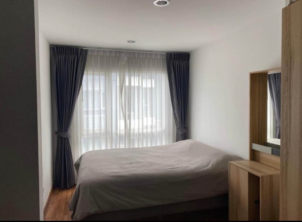 For SaleCondoOnnut, Udomsuk : For sale: Regent Home S81, size 28 sq m, separated room. The owner lives there himself, close to BTS, convenient travel, close to department stores. Investing or living there yourself is worth it.