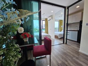 For SaleCondoRatchadapisek, Huaikwang, Suttisan : Condo for sale: Modiz Ratchada32, condo opposite the Criminal Court, at the beginning of Soi OIC, convenient travel, lots of food.