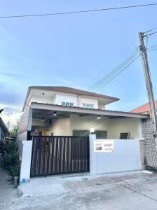 For SaleHouseSriracha Laem Chabang Ban Bueng : Second-hand house for sale in Sriracha, semi-detached house, location Kao Kilo Soi 27 (house outside the project)