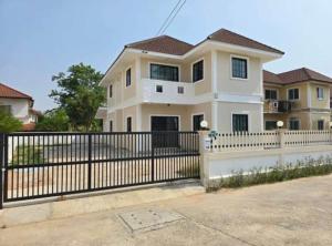 For RentHouseSriracha Laem Chabang Ban Bueng : Large detached house for rent with furniture and appliances. Banana farm-Sriracha