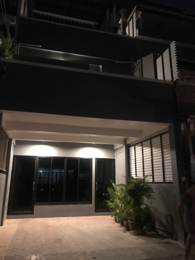 For RentHome OfficeSathorn, Narathiwat : 4-story home office for rent, The Loft House Sathorn9 (The Loft House Sathorn 9). If interested, make an appointment to view the room at Line: guide.pl.