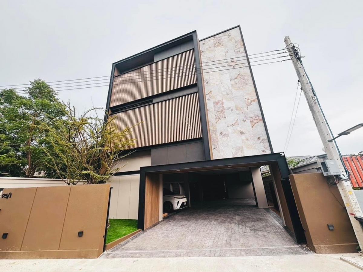 For SaleHouseYothinpattana,CDC : Luxurious 3-storey house for sale, completely newly built and decorated, with swimming pool and elevator in the house. From the main road along the expressway Ekkamai-Ramindra, only 300 meters into the alley.