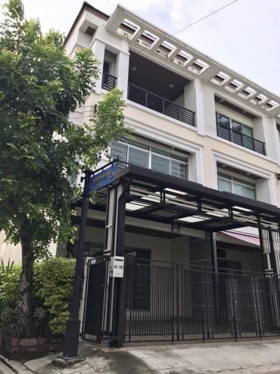 For RentTownhouseThaphra, Talat Phlu, Wutthakat : For rent: Townhome, Baan Klang Muang, Sathorn, Taksin, 240 sq m., 21 sq wa. Corner house, 2 parking spaces, 1 living room, 1 kitchen.