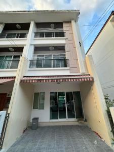 For RentTownhouseEakachai, Bang Bon : HSTT102 3-story townhome for rent, Baan Klang Muang Sathorn-Taksin 2 project, usable area 20 sq m, 167 sq m, 3 bedrooms, 3 bathrooms, 30,000 baht. 063-759-1967