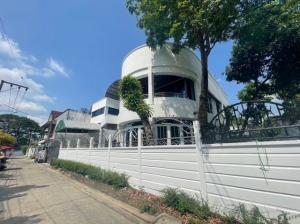 For SaleHouseYothinpattana,CDC : 3-storey detached house for sale, newly renovated, area 112 sq m, near Central EastVille, along the expressway, Pradit Manutham Road.