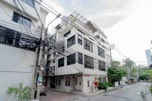 For RentShowroomSilom, Saladaeng, Bangrak : 5-story townhouse for rent, Soi Saladaeng, Silom.