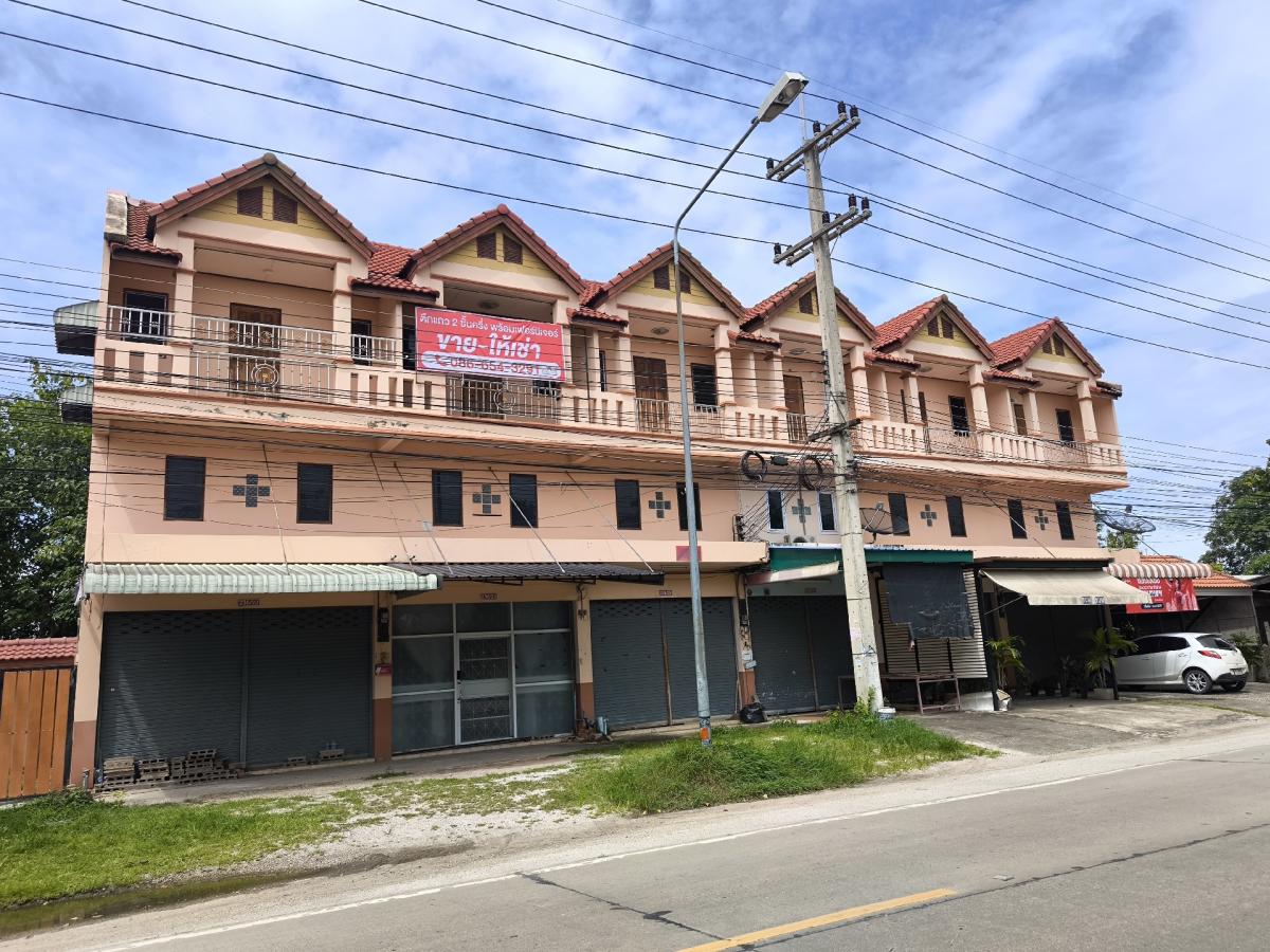 For SaleShophouseLampang : For sale/rent: 2 and a half storey commercial building, Lampang-Chiang Mai Road, opposite Thai Namthip, near the entrance to Sop Tui Village.