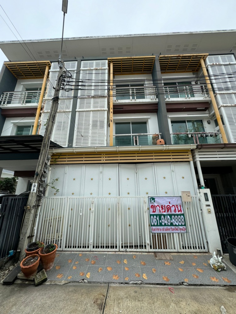 For SaleHouseChaengwatana, Muangthong : Urgent sale, cheapest, 3-story townhouse, Chuan Chuen Modus Village, Centro Chaengwattana, area size 20 sq w, 3 bedrooms, 3 bathrooms, convenient transportation, near Muang Thong Thani. If interested, contact 061-949-8888.