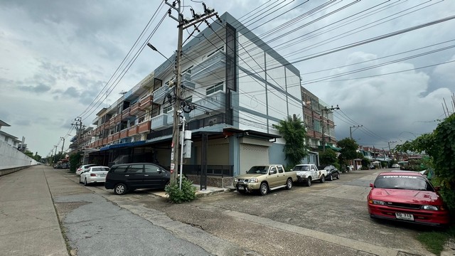 For RentShophousePinklao, Charansanitwong : S2002 3-unit commercial building with beautiful decoration #Boromratchonni Soi Borom 121, good location, fully decorated, ready to move in