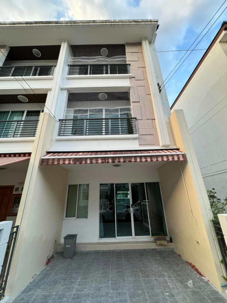 For RentTownhouseThaphra, Talat Phlu, Wutthakat : 3-story townhome for rent, Ban Klang Muang Village, near BTS Wutthakat.