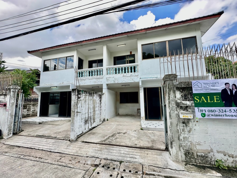 For SaleHousePinklao, Charansanitwong : For sale: 2-storey twin house, 2 houses next to each other, Soi Wang Lang 6, 44 square wah, only 550 meters from Siriraj Hospital. Suitable for both buying to live in and buying to invest.