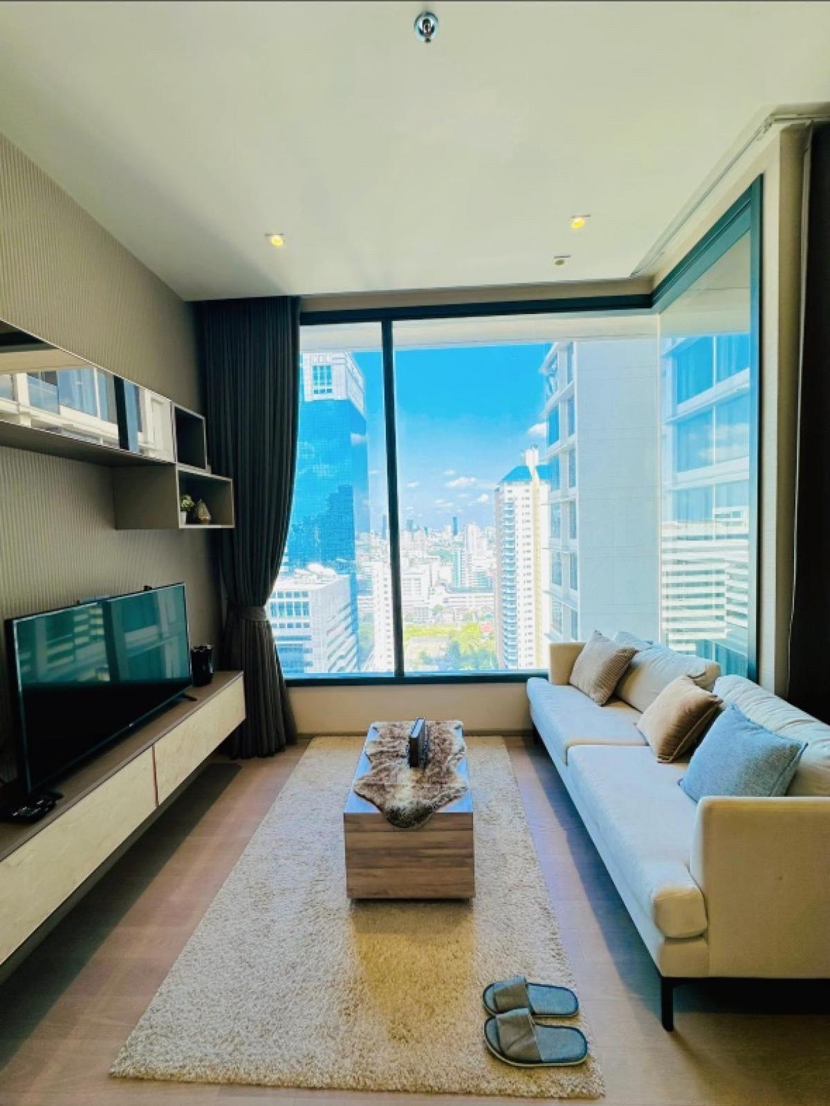 ให้เช่าคอนโดสุขุมวิท อโศก ทองหล่อ : Condo : The Esse Asoke (For rent)Location : Near mrt Phetchaburi and SukhumvitFloor : 24Size :73 SQMType : 2Bedroom 2Bathroom Rent Price : 60,000/months Tel. 0825877125 (คุณซัน)👉 line.me/ti/p/eklLUohzVL