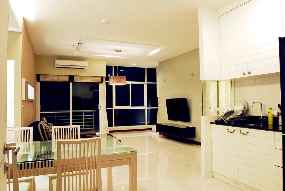 For RentCondoPattanakan, Srinakarin : Condo for rent in Krungthep Kreetha area, cheapest price in the project, luxury condo The Four Wings Residence, 98 sq m. room, 22nd floor, 2 bedrooms, 3 bathrooms, swimming pool view, well decorated, with 1 car parking space (not fixed)