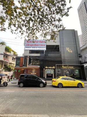 For RentShowroomNana, North Nana,Sukhumvit13, Soi Nana : Rental : Rooftop In Nana for Bar & Restaurants / Hostel 230 sqm , Floor 3 & 4 🔥🔥Rental Price : 190,000 THB / Month 🔥🔥#sellinghouses#superluxuryhousebkk#Arihouse#luxuryhousebangkok #superluxurycondoforsale  #realestatethailand#PSLiving 