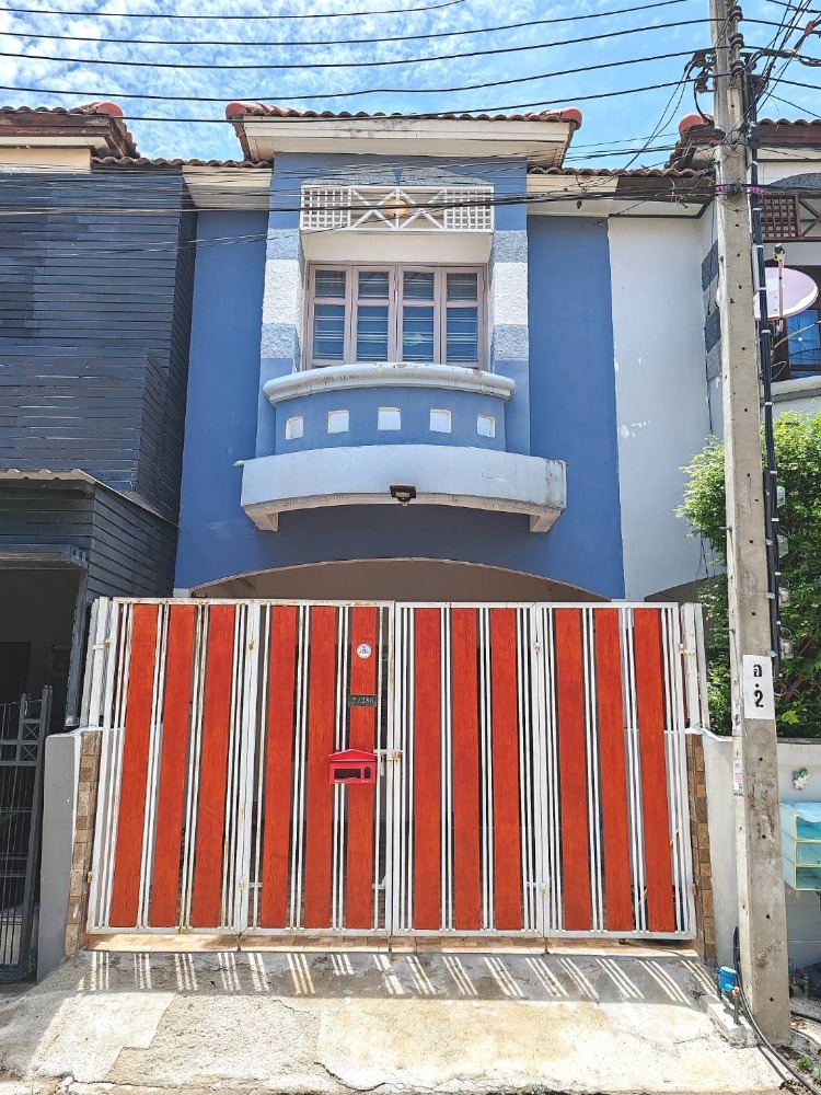 For SaleTownhouseNonthaburi, Bang Yai, Bangbuathong : Best deal in the project!!! Selling a 2-storey townhouse in Piyawararam Village, Ban Kluay Sai Noi Road, renovated and ready to move in. The house is located at the beginning of the project, first alley, with an area of