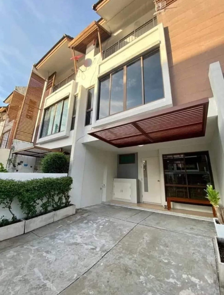 For RentTownhouseOnnut, Udomsuk : Townhome for rent, The Private Sukhumvit-Bang Chak, 25 sq m, near BTS Bang Chak. There is complete furniture and electrical appliances.