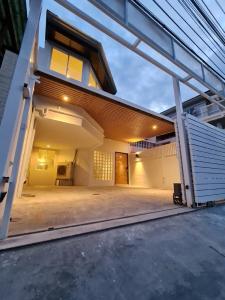 For RentTownhouseRama9, Petchburi, RCA : 2-story townhouse for rent, located at Soi Pridi 14, NEW MODERN TOWNHOUSE 2 storeys Pet Friendly.