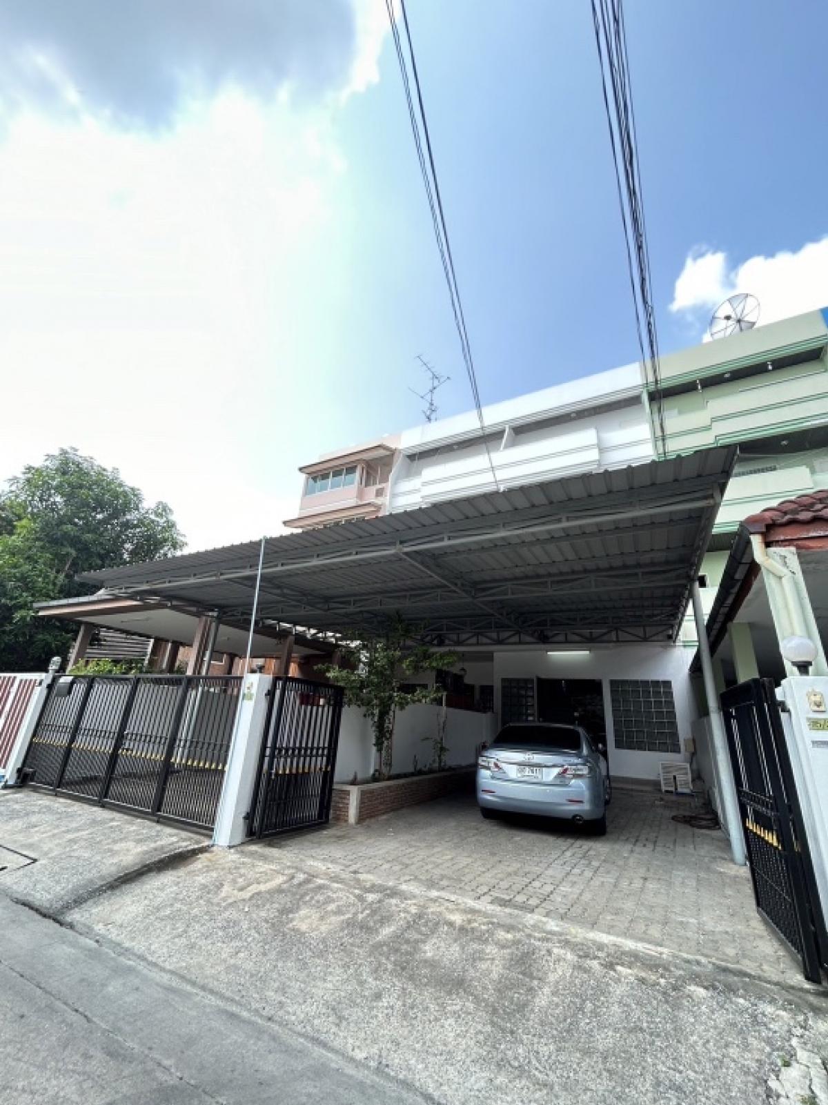 For RentTownhouseSukhumvit, Asoke, Thonglor : 4-story townhome in Soi Pridi Banomyong for rent.10 minutes to bts station.