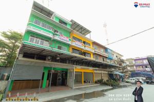 For RentShophousePhutthamonthon, Salaya : Commercial building for rent, Phutthamonthon Sai 3, back side, renovated, near Aksa Road, width 8 meters, project next to the main road, ready to use.