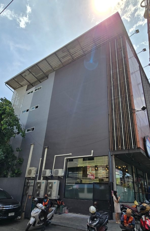 For RentShophouseOnnut, Udomsuk : 4 Storey Building location On Nut main road 4层建筑楼租赁Onnut主干道