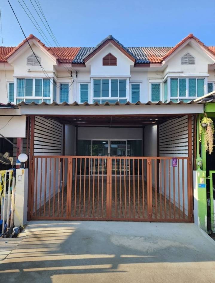 For SaleTownhouseMahachai Samut Sakhon : Townhouse for sale, Parinyachat, 2 floors, 22 sq m., near Sai 4, Sai 5, Phetkasem, Om Noi, next to the main road.