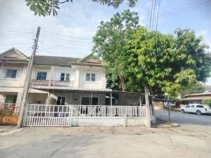 For SaleHouseChachoengsao : HOME SALE>> Semi-detached house, corner house, Pruksa Village 24, Suwinthawong, Bang Nam Priao, Chachoengsao, next to Suwinthawong Road, convenient travel, can enter and exit in many ways #LV-MO364