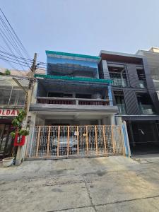 For RentShophouseSathorn, Narathiwat : Urgent rent, commercial building in Sathorn area, early in the heart of Bangkok, very good location, 200 m.-BTS St. Louis.