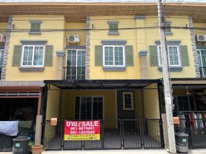 For SaleTownhouseBang kae, Phetkasem : Townhome for sale, Golden Town Village, Bang Khae, Kanchanaphisek Road. Near The Mall Bang Khae, 2 floors, 4 bedrooms, 3 bathrooms, attached to the back of the house and the roof in front of the house, can park 2 cars, ready to move in.