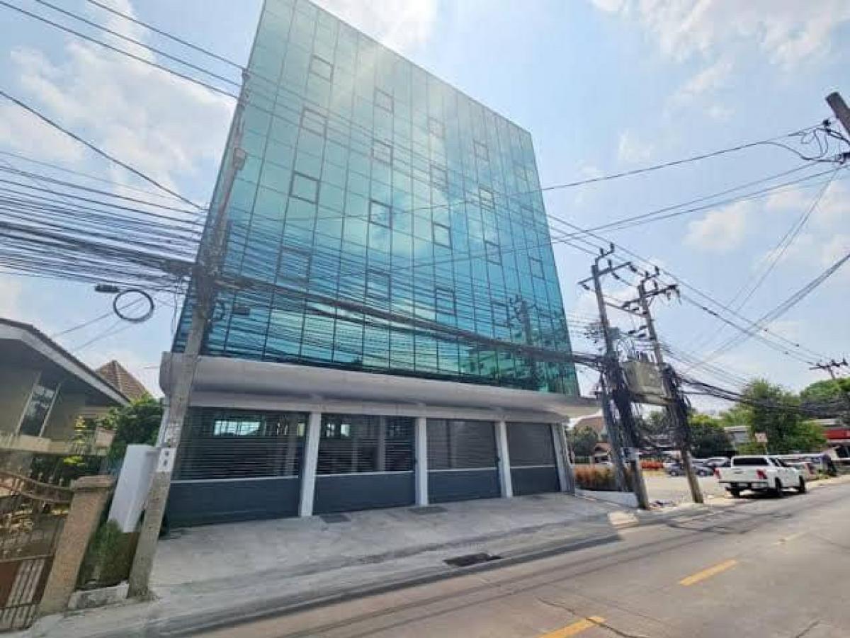 For RentShowroomLadprao, Central Ladprao : Selling / Rental : Stand Alone Building in Lardprow close to BTS  , 6 Storeys , 1700 sqm 100 sqw , 16 Parking Lot 🔥🔥Rental Price : 370,000 THB / Month 🔥🔥🔥🔥Selling Price : 46,500,000 THB  🔥🔥#sellinghouses#superluxuryhousebkk#Arihouse#luxuryhouseba