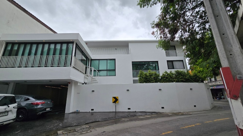 For SaleHouseYothinpattana,CDC : 3-storey detached house for sale, Pool Villa, along Ramintra Expressway. (Pradit Manuntham) Area 72 sq m. Newly renovated, very beautiful.