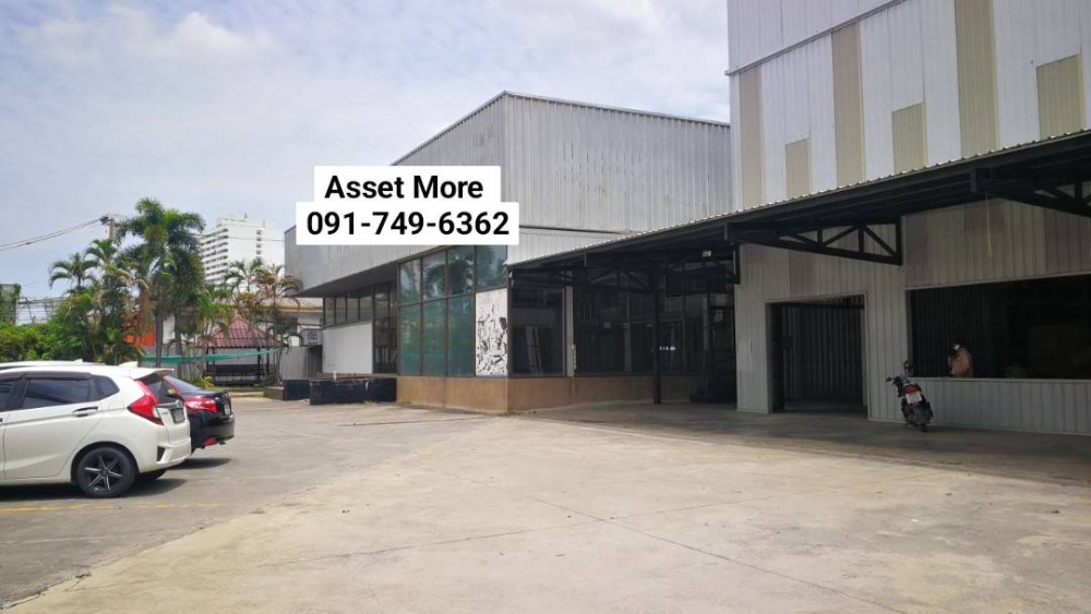 For RentHousePattanakan, Srinakarin : (For rent) Office building (on the road) with a large warehouse, area approximately 3 rai, suitable for a showroom, office, stocking products.