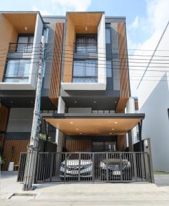 For RentTownhousePattanakan, Srinakarin : Townhome for rent, Shizen Phatthana, beautifully decorated, air conditioned, fully furnished, 3 bedrooms, 4 bathrooms, rental price 65,000 baht per month.