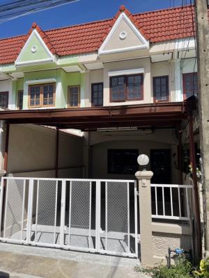 For SaleTownhousePathum Thani,Rangsit, Thammasat : 2-story townhouse for sale, U Thong Place Village 2, Lam Luk Ka Road, Soi Peer Non. Near the BTS Green Line