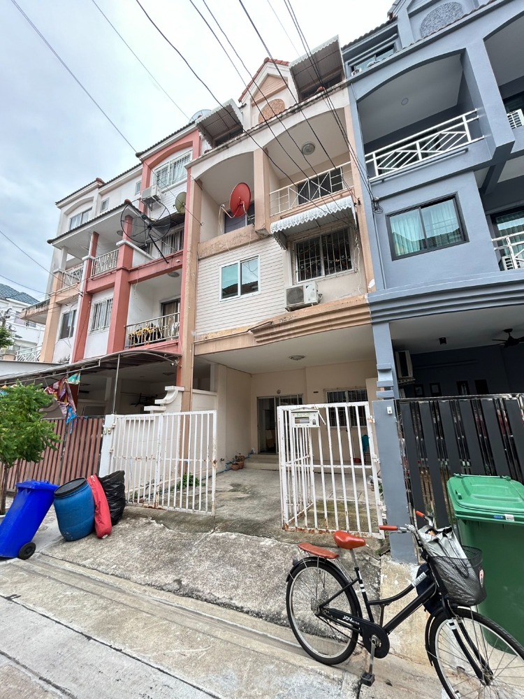 For RentTownhousePattanakan, Srinakarin : Townhome for rent Pattanakarn 38 Air conditioning, partially fully furnished, 3 bedrooms, 3 bathrooms, 1 office room. Rental price 17,000 baht per month