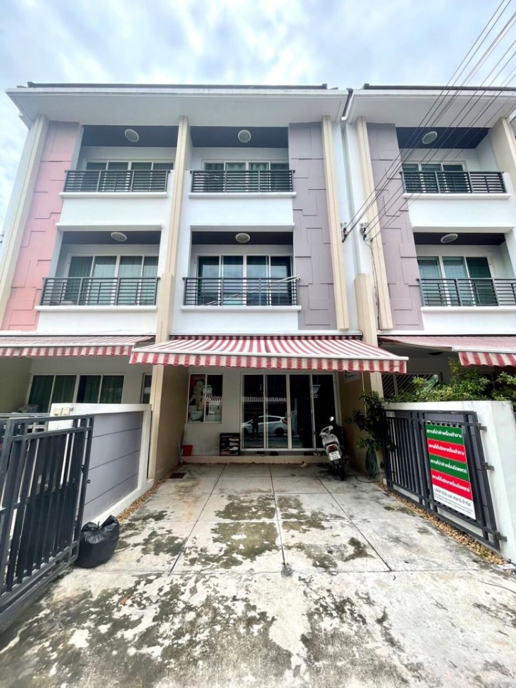 For SaleTownhouseChokchai 4, Ladprao 71, Ladprao 48, : House for sale in the middle of the city, Lat Phrao 71, Nakniwat 34, built-in additions, good feng shui.