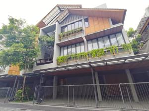 For SaleHouseSapankwai,Jatujak : ● Good Deal ● Single house 3 storey, 87.50 sq.w. 620 sq.m. | 5 Beds, 6 Parking | Baanbaan Vibhavadi 20 (บ้านบ้าน วิภาวดี 20) | Near Central Ladprao 8 mins., MRT Ladprao 6 mins.