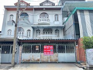 For SaleTownhouseChachoengsao : Selling very cheaply, 3-story townhouse, size 30 sq m, Soi Mahajakkraphat 9/4, in the heart of Chachoengsao. Chachoengsao Province