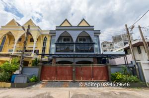 For SaleTownhousePattanakan, Srinakarin : House for sale, 77 sq.w., 8 bedrooms, Soi Phatthanakan 20, 3-storey townhouse, 2 houses attached, large size, 432 sq.m., renovated, newly extended, potential location, city center, suitable for large families.