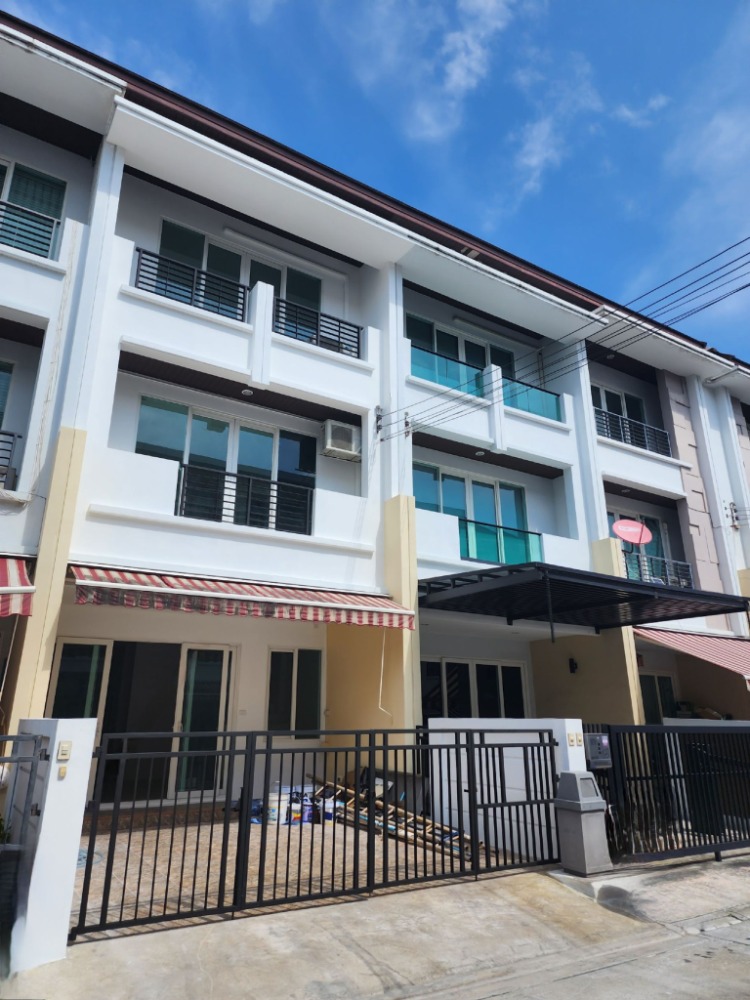 For RentTownhouseYothinpattana,CDC : 3-story townhome for rent, Baan Klang Muang Rama 9-Lat Phrao, newly renovated. Air conditioning, partially furnished, 3 bedrooms, 3 bathrooms, rental price 39,000 baht, good location next to MRT Lat Phrao.