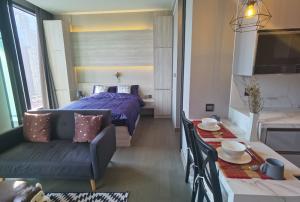 For RentCondoRama9, Petchburi, RCA : The Esse at Singha Complex - Fully Furnished 1 Bed Condo for Rent!