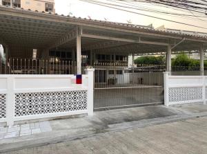 For RentHouseLadprao, Central Ladprao : Single house for rent, Lat Phrao 29, 5 air conditioners, fully furnished, 2 bedrooms, 3 bathrooms, rental price 80,000 baht per month, good location, next to MRT Lat Phrao.