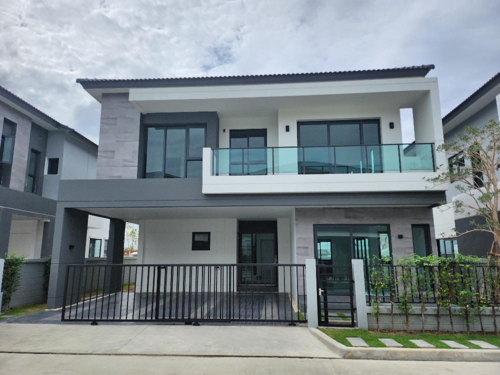 Sale DownHouseBangna, Bearing, Lasalle : Selling a down payment for a detached house in a private zone near the garden, with additional lawn area.